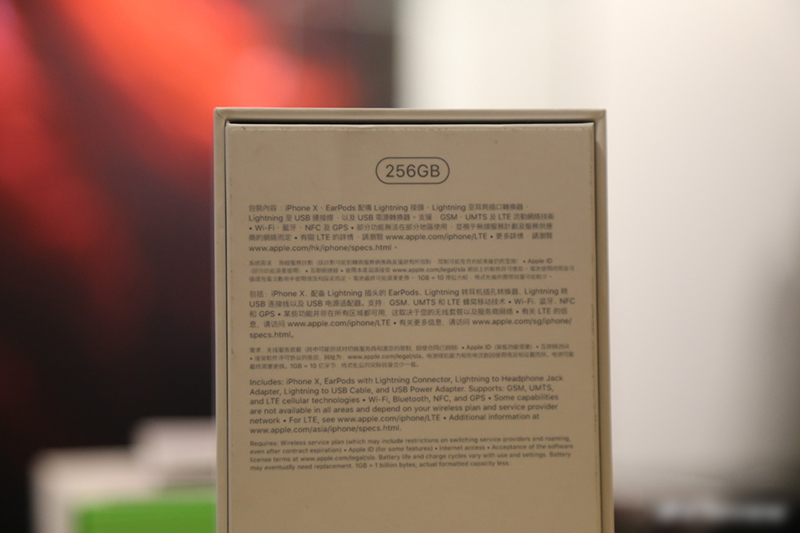 Mở hộp iPhone X 256GB vừa về Việt Nam: giá xấp xỉ 60 triệu đồng